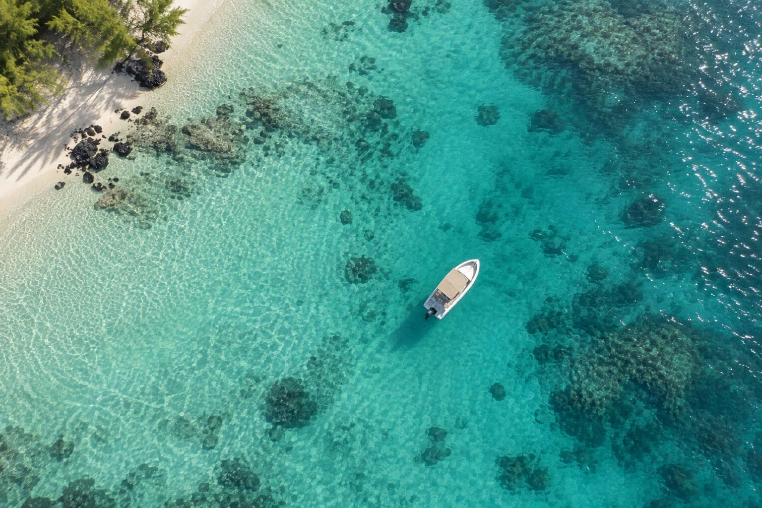 Une barque seule sur un lagon calme, au petit matin
