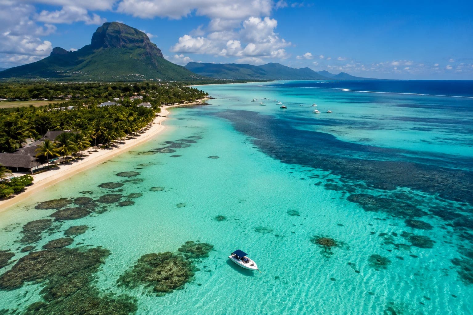 Le lagon turquoise de l’île Maurice vu du ciel, la montagne du Morne à l’horizon